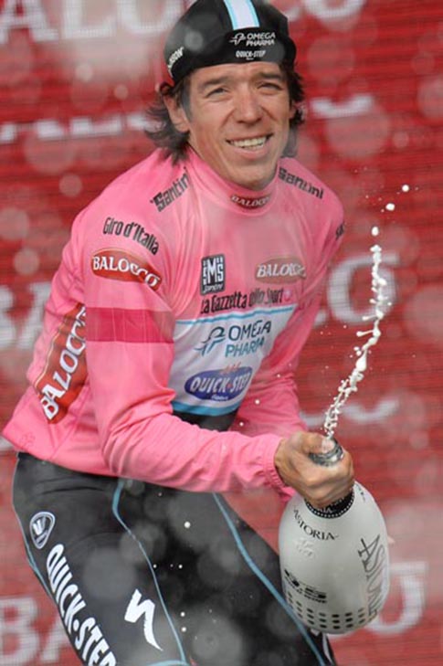 Rigoberto Uran festeggia la sua maglia rosa sul palco del Giro d'Italia ©Photo La Press/RCS Sport